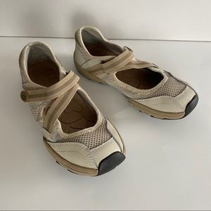 Khombu Aquatrac Mary Jane shoes